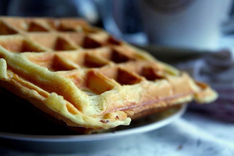 Réaliser des gaufres sucrées maison à la machine à gaufres