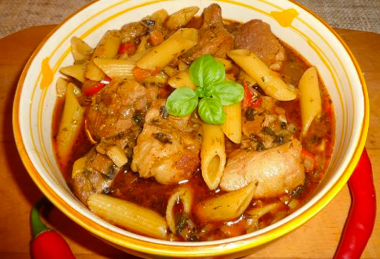 Réaliser un ragoût d'épaule de porc maison aux légumes pattes à la cocotte